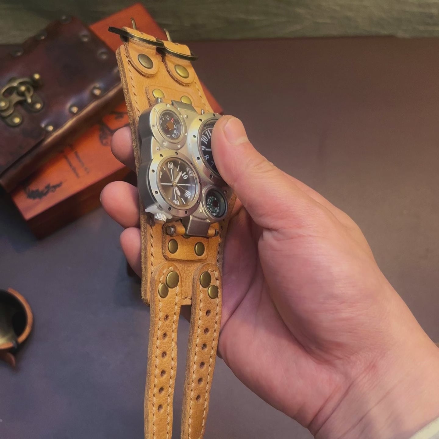 Video laden: "Navigator" Steampunk Multi-Zifferblatt-Uhr – Maßgefertigte Manschette aus handgefertigtem Leder